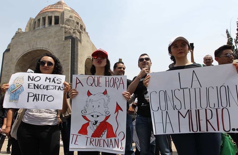 Miles de personas se manifestaron este domingo en Ciudad de México y otras urbes en una protesta convocada en redes sociales contra las políticas del presidente Andrés Manuel López Obrador. Muchas de ellas llevaban pancartas con mensajes para el presidente mexicano.