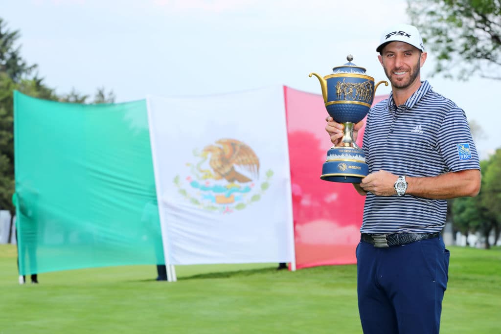 El estadounidense Dustin Johnson posa con el trofeo luego de ganar el World Golf Championship México en el Club de Golf Chapultepec, una victoria especial y significativa para el golfista de 34 años de edad.