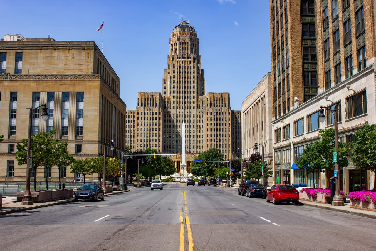 <b>Buffalo, NY: </b>Las casas en Buffalo se venden en un promedio de 11 días. Aunque ligeramente más largo que otras ciudades mencionadas, sigue siendo un tiempo de venta relativamente rápido.
