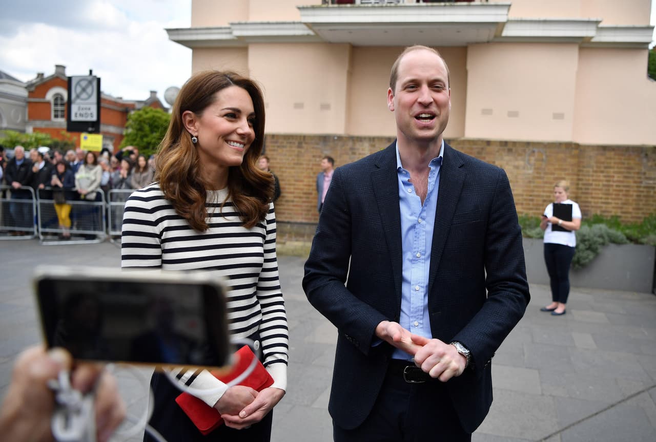 De acuerdo a testigos consultados por Daily Mail, la motocicleta de la caravana de William y Kate no iba muy rápido, pero sí en sentido contrario cuando arrolló a Mayor a unos 1000 pies de su casa, en el barrio londinense de East Sheen.