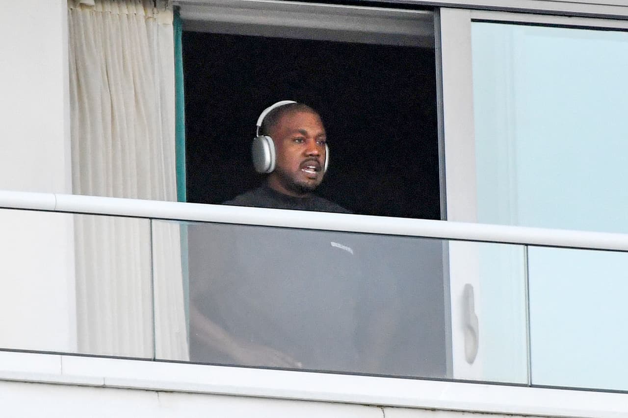 Sin embargo, fuentes de Page Six revelaron que la misteriosa mujer con la que fue visto en el balcón del hotel es solo una amiga. 
<br>