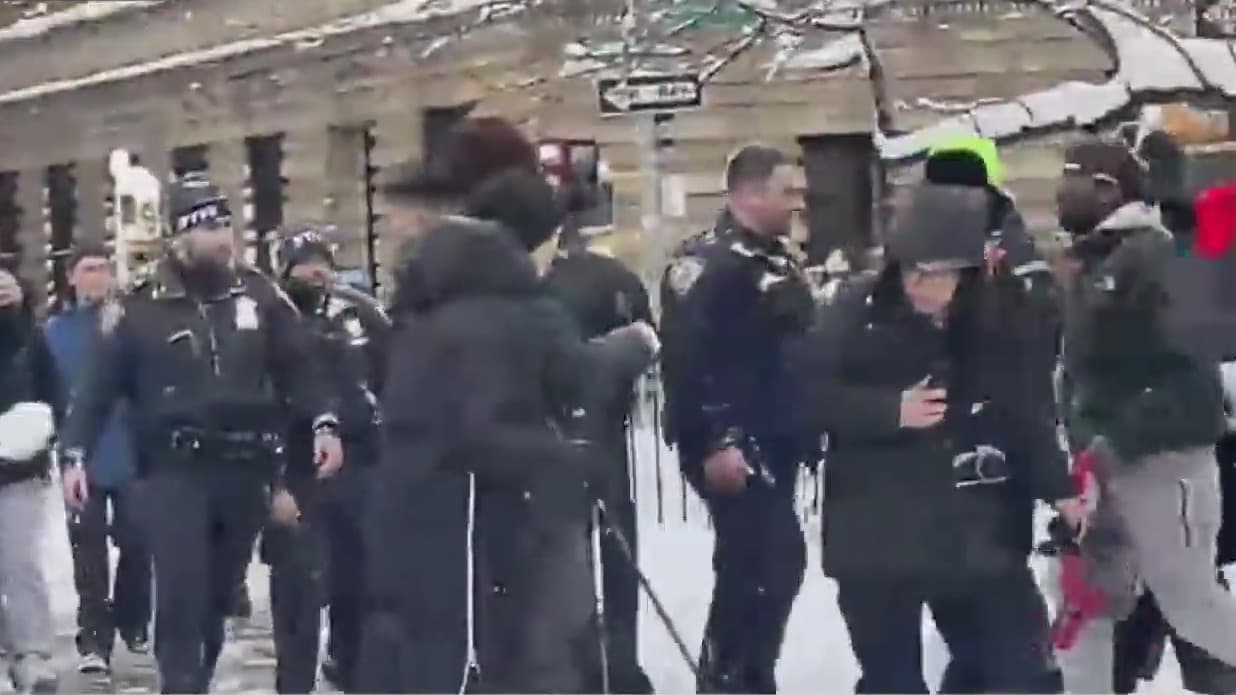 Oficiales del NYPD son agredidos con bolas de nieve en Washington Square Park