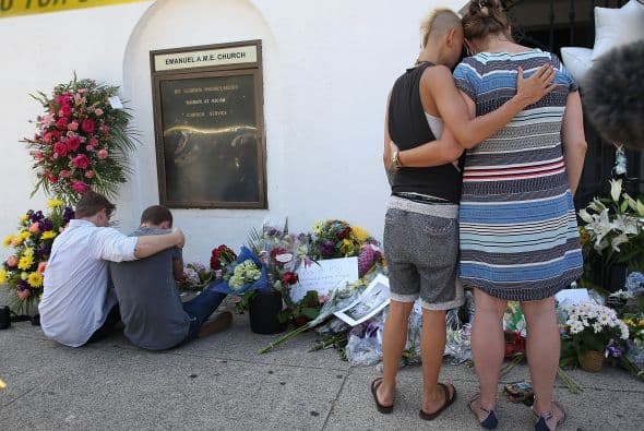 Luego de un tiroteo en una iglesia local que dejó a nueve muertos, la ciudad de Charleston permanecía en duelo este jueves.