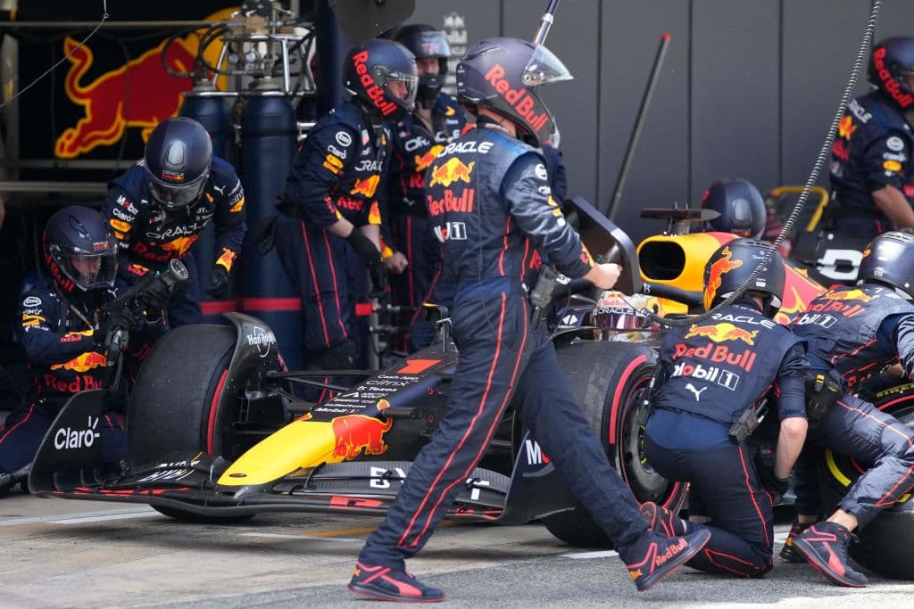 <b>Sergio 'Checo' Pérez</b> terminó en el segundo lugar del
<b>Gran Premio de España</b>, carrera en la que se impuso su compañero de equipo en la escudería
<b>Red Bull,</b>
<b>Max Verstappen</b>. El neerlandés logró su cuarta victoria de la temporada al encabezar un 'doblete' de Red Bull -líder de ambos campeonatos- que completó el mexicano, que firmó su decimoctavo podio en la F1.