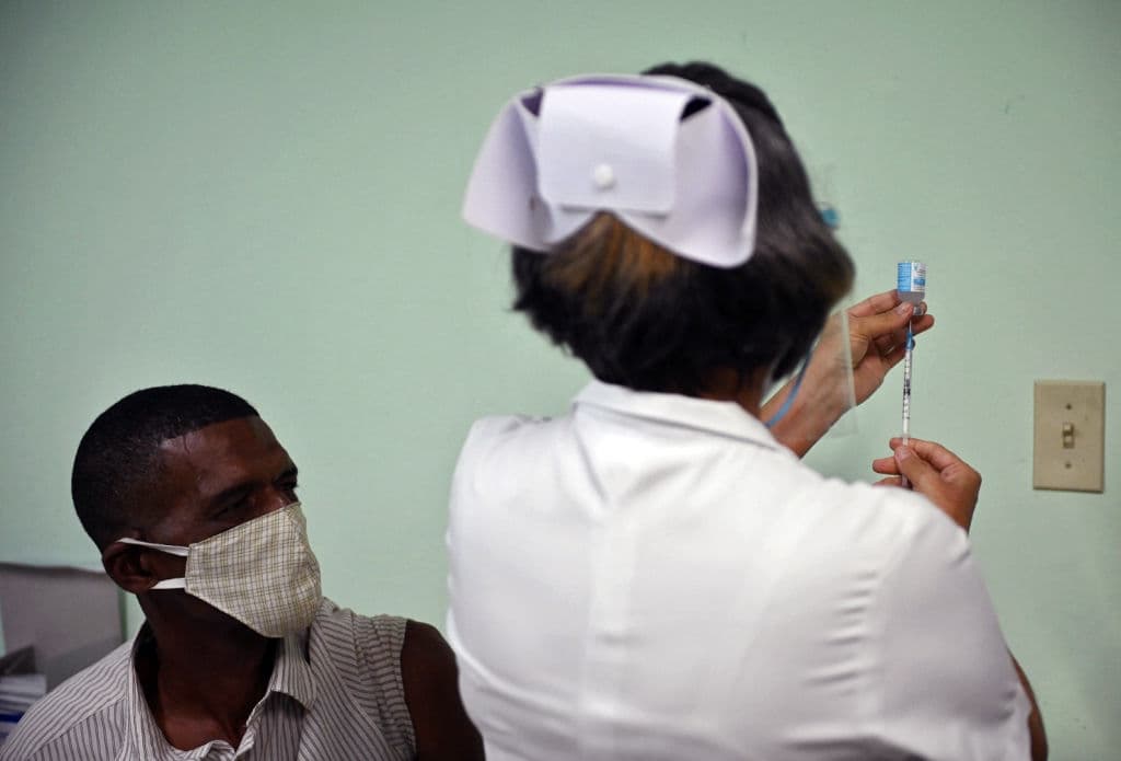 Aunque esos pasos no son imprescindibles para el uso de las vacunas cubanas en la isla, sí contribuirían a despejar las dudas de grupos críticos con el Gobierno que 
<b>cuestionan la veracidad de estos resultados</b>.