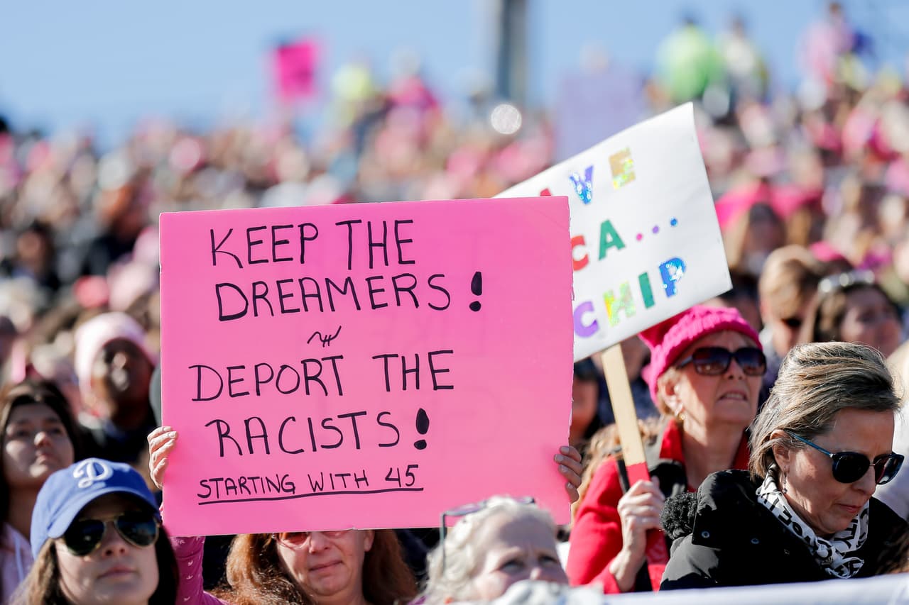 <b>"Mantengan a los dreamers; deporten a los racistas"</b>, se lee en esta pancarta.
