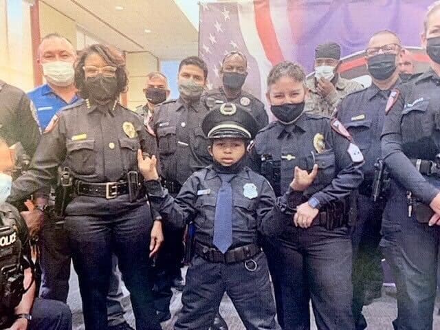 Niño con cáncer terminal cumple su deseo y se hace policía