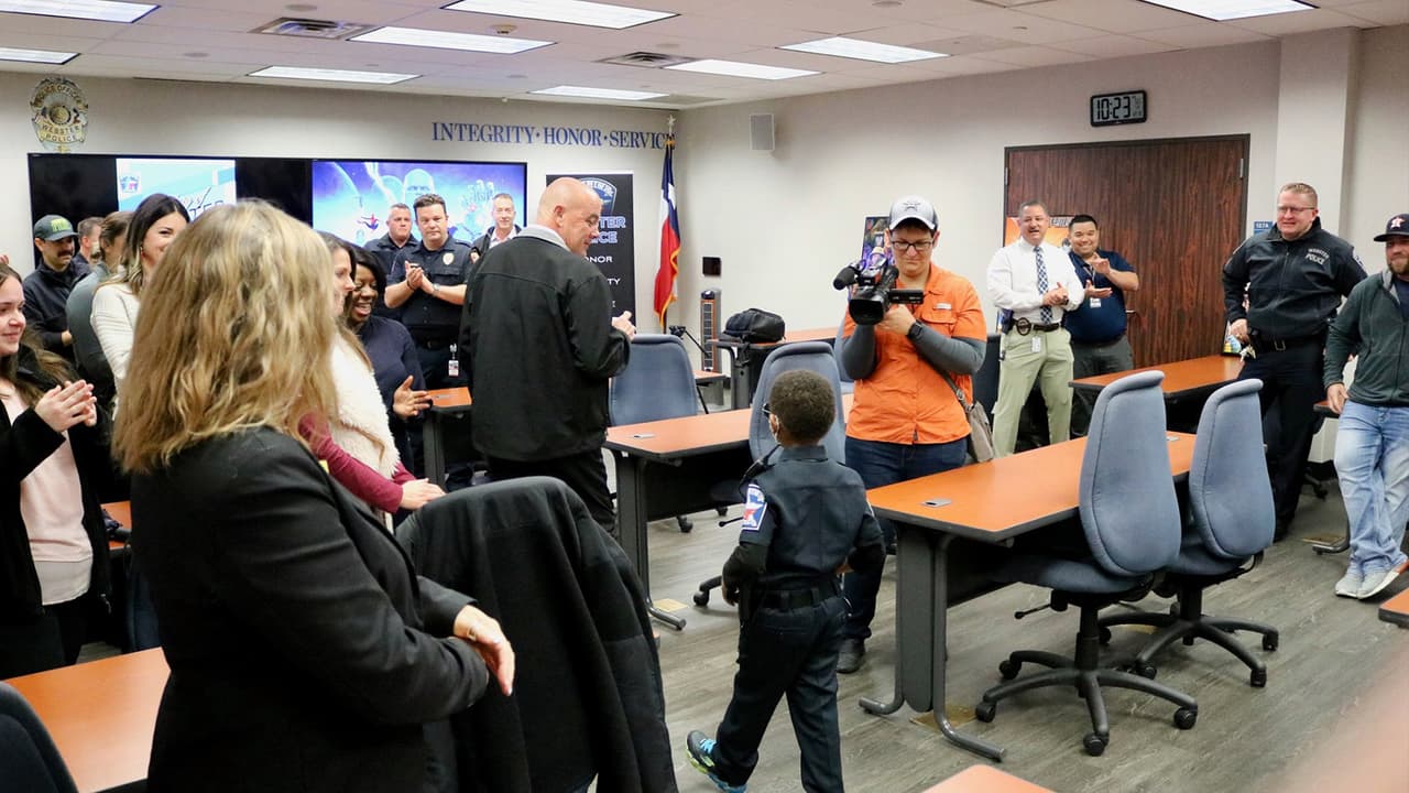 El deseo del menor era conocer a policías y bomberos de la ciudad de Webster.