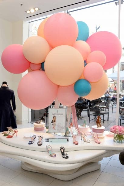 La polifacética actriz, empresaria y madre lanzó su colección de calzado primavera verano donde el romanticismo y lo clásico se impononen a su paso. La estrella de Sex and The City fue acogida por grandes y chicas en un concurrido centro comercial angelino donde sus nuevo diseños se vendieron de inmediato y lo mejor, cada zapato llevó la firma de su creadora de su puño y letra.