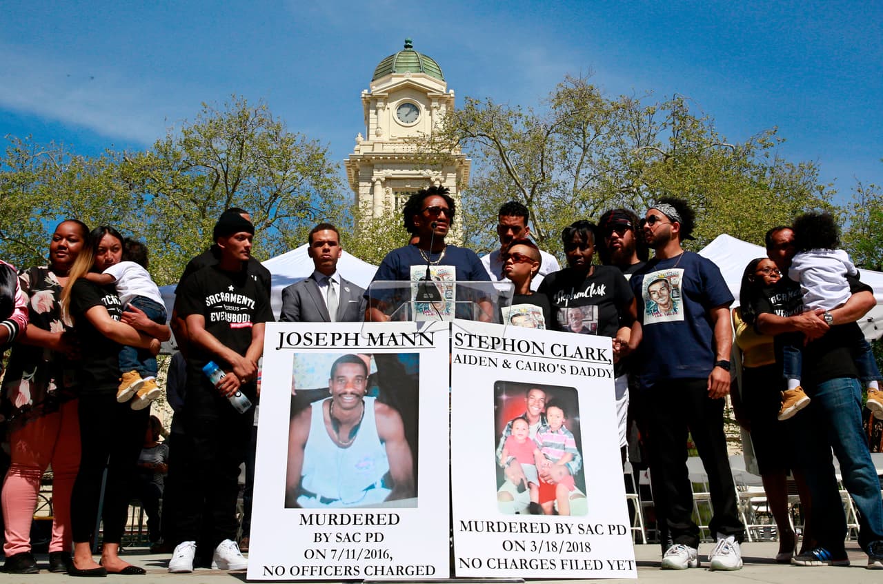 Cientos de personas se manifestaron de forma pacífica este sábado en Sacramento, California, exigiendo justicia para Stephon Clark, un joven afroamericano que perdió la vida tras recibir ocho disparos (siete de ellos en la espalda) por parte de oficiales.