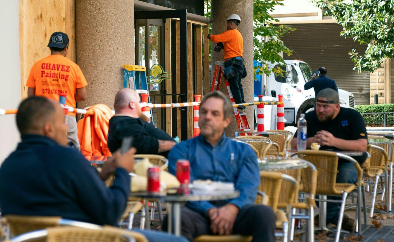 Los Servicios de Inteligencia han protegido varias zonas cercanas al Capitolio, por lo que los locatarios también decidieron tomar medidas preventivas en caso de manifestaciones por la noche de la elección.