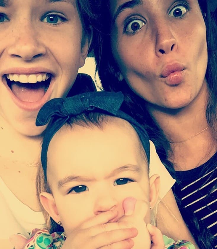 Este jueves del recuerdo en redes sociales, el presentador mexicano compartió una bella fotografía de sus hijas Hannah, Nicole y Michelle de años atrás.