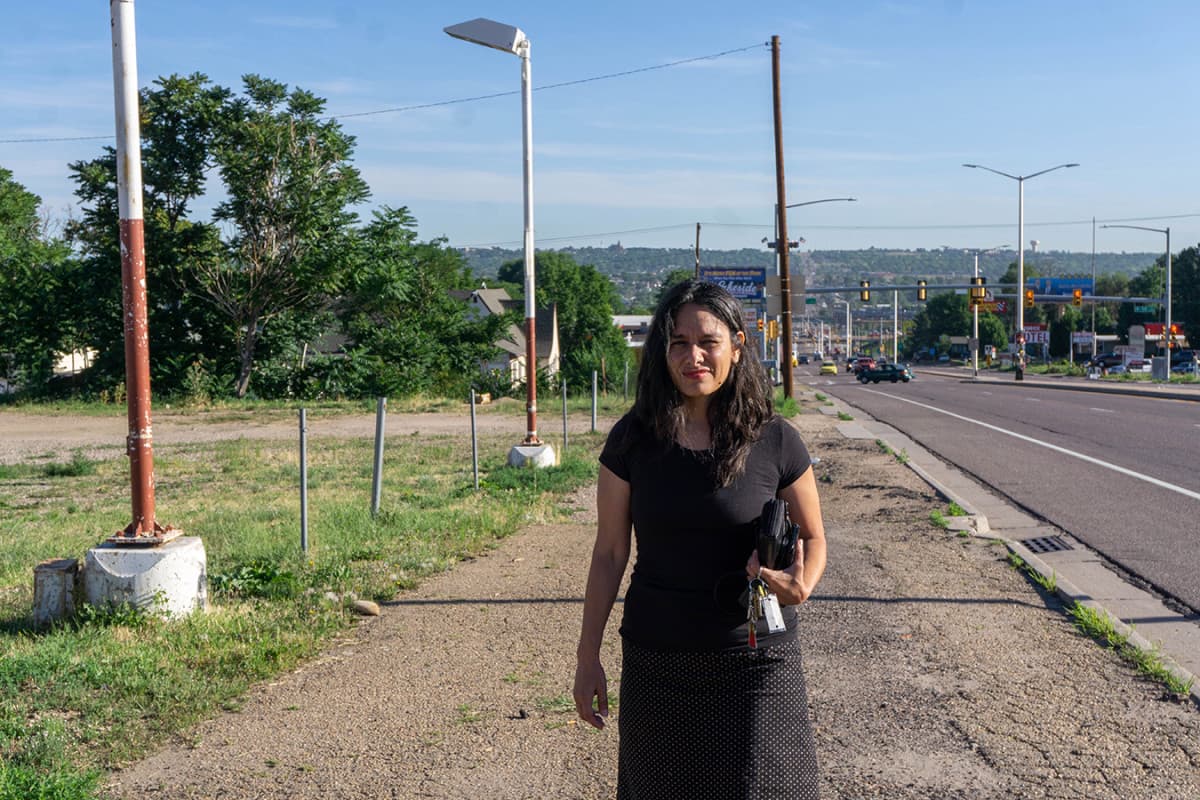 Janet van der Laak camina por Federal Boulevard buscando a su hijo, Matt Vinnola, el 19 de julio de 2019. Van der Laak trata de contactarse con dueños y empleados de tiendas en esa zona y les da su número de teléfono para que le avisen a ella y no a la policía si ven a su hijo. 
<br>