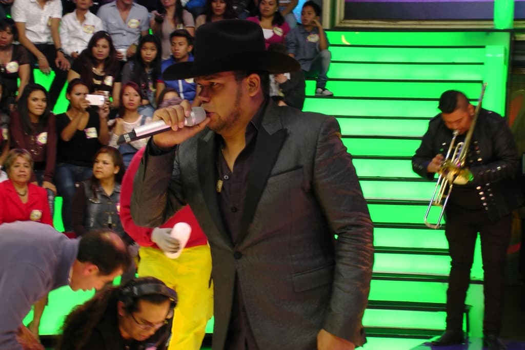 Marco Flores cantó su tema a dúo con Omar Chaparro.