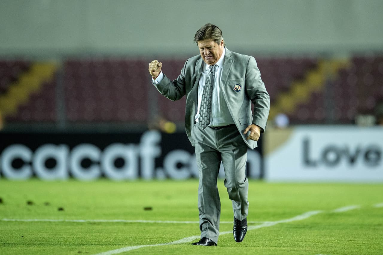 Celebraba el 'Piojo' el gol de su pupilo, que aprovechaba sus minutos en cancha ante la ausencia de Oribe Peralta.