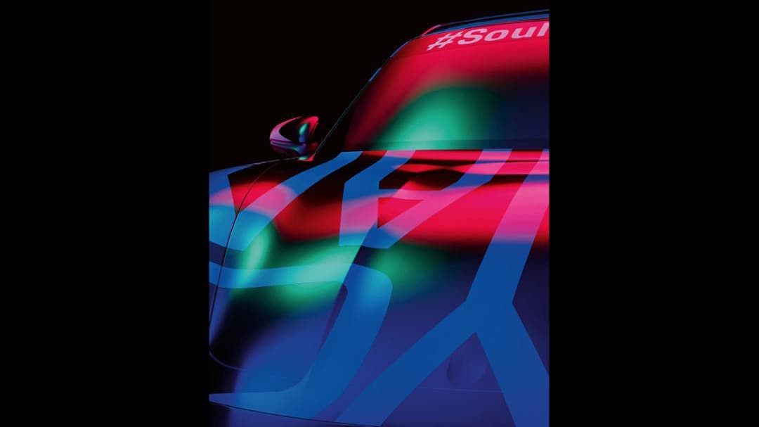 El Porsche Taycan estará dotado de dos motores eléctricos que le darán una potencia superior a los
<b>600 caballos de fuerza</b> transmitidos a las cuatro ruedas. Se estima que logre una aceleración de 0 a 60 mph en menos de 3.5 segundos y que tenga autonomía de hasta 310 millas.
<br>
<br>No será sino hasta septiembre de este año cuando conoceremos todas las especificaciones y el aspecto final del Porsche Taycan 2020, hasta ese entonces habrá que conformarse con estas imágenes.