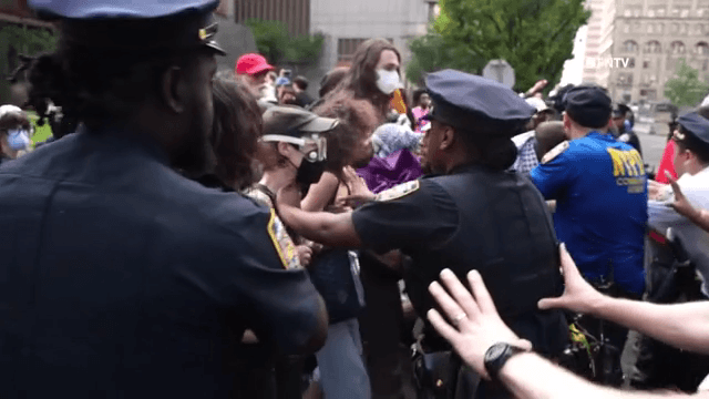 Los activistas presentes en la protesta expresaron su preocupación por lo que consideran una violación de los derechos al debido proceso. John Mark Rozendaal, quien se ofreció como voluntario para ayudar a Espinal con su caso de inmigración, declaró que "los derechos al debido proceso están siendo pisoteados en este edificio".