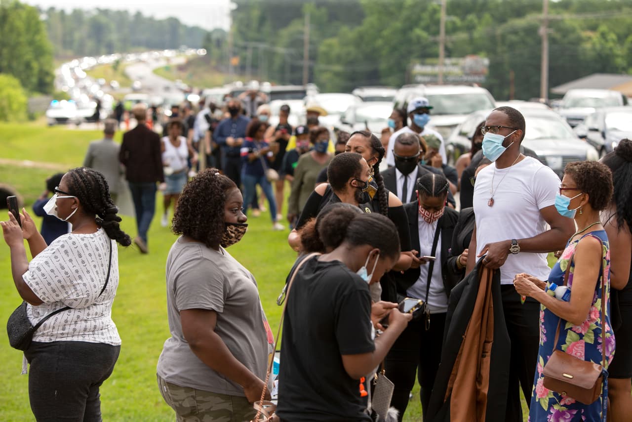 Los asistentes a la ceremonia hacen fila frente a la Iglesia Cape Fear de Raeford. Los funerales de Floyd terminarán con un entierro privado en los próximos días en Texas, donde vivió la mayor parte de su vida.
<br>