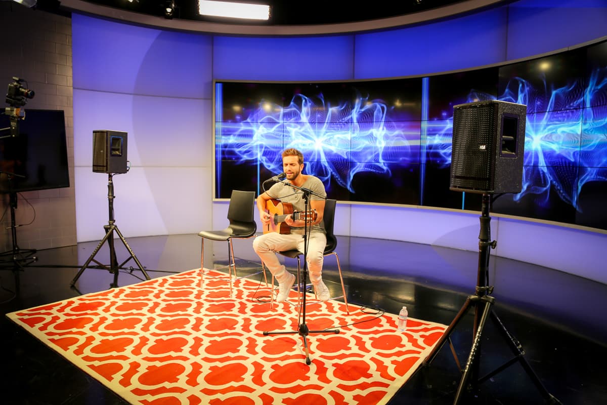 El cantante español y nominado a tres premios Latin Grammy estuvo en los estudios de Klove para deleitar a sus fans.