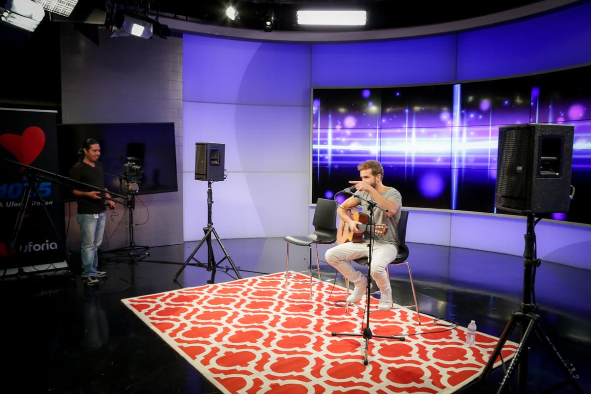 El cantante español y nominado a tres premios Latin Grammy estuvo en los estudios de Klove para deleitar a sus fans.