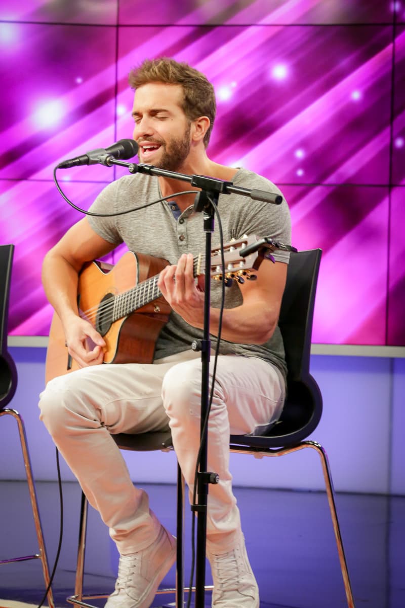 El cantante español y nominado a tres premios Latin Grammy estuvo en los estudios de Klove para deleitar a sus fans.