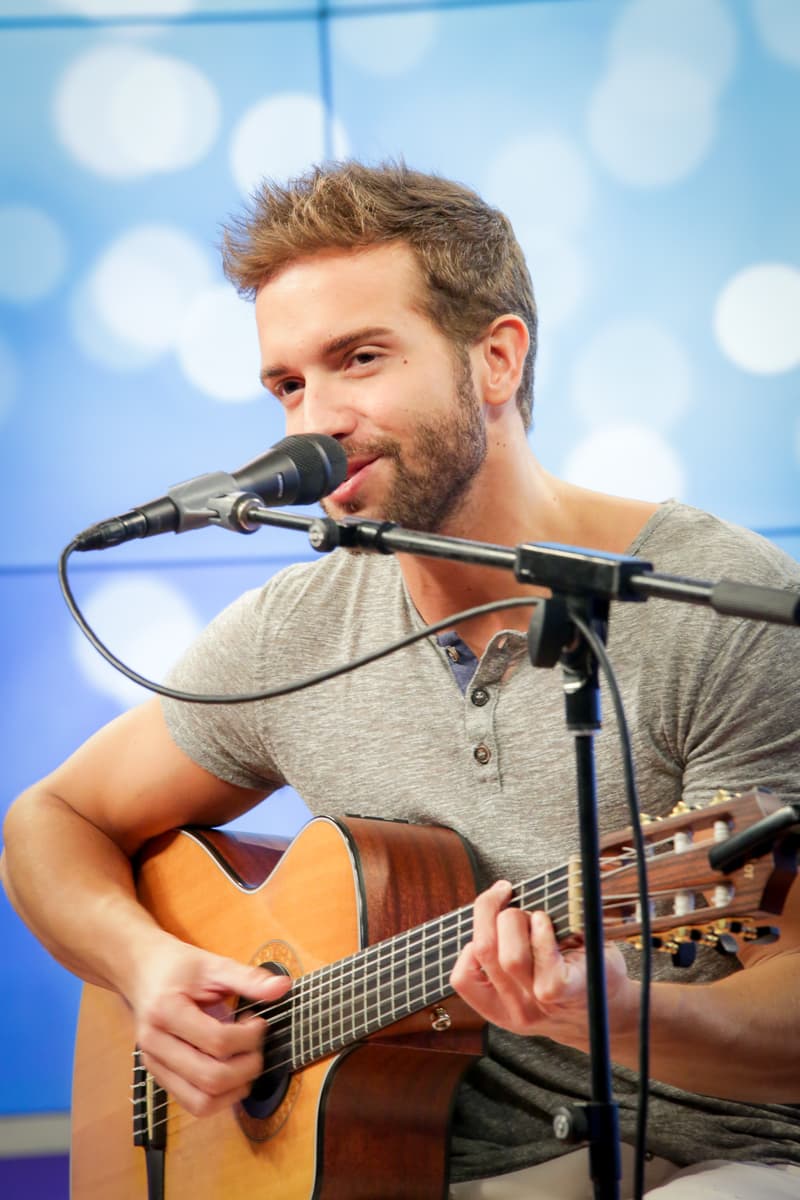 El cantante español y nominado a tres premios Latin Grammy estuvo en los estudios de Klove para deleitar a sus fans.