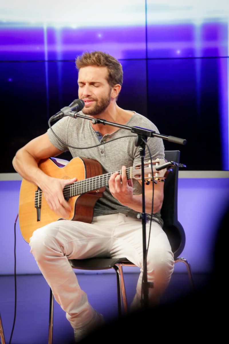 El cantante español y nominado a tres premios Latin Grammy estuvo en los estudios de Klove para deleitar a sus fans.