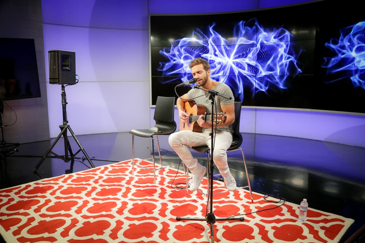El cantante español y nominado a tres premios Latin Grammy estuvo en los estudios de Klove para deleitar a sus fans.