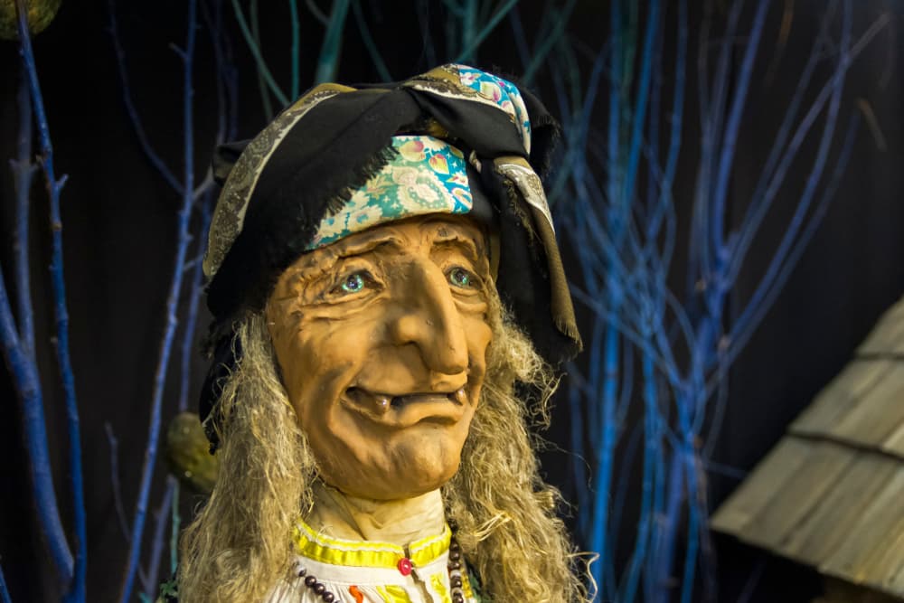 Además de sus dientes afilados y poderosos, una variación de su mito es que tiene una pierna normal y otra de hueso, por lo que algunas culturas también le agregan a su nombre 'Baba Yaga Pata de Hueso'. Una pierna representa el mundo de los vivos y la otra el mundo de los muertos.