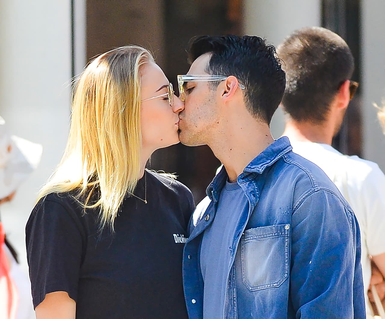 En octubre de 2017, Turner publicó en Instagram una foto de su mano descansando sobre la de Joe y se podía advertir un anillo de diamantes en el dedo anular. En la descripción, la joven de 23 años escribió: "He dicho que sí". 
<br>
<br> 
<br>