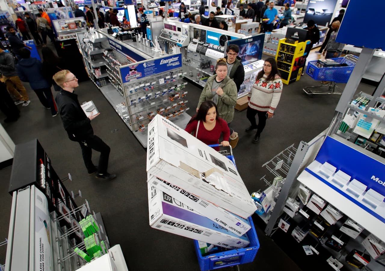 <b>Best Buy.</b> En el día de Acción de Gracias las puertas abrirán a las 5 PM y permanecerán abiertas hasta la 1 AM. Volverán a abrir el Black Friday desde las 8 AM hasta las 10 PM.