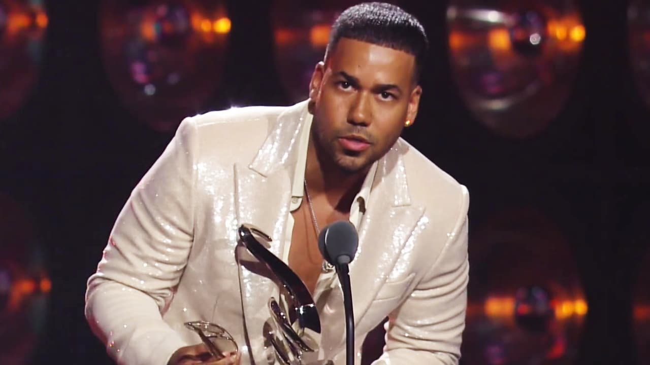 Romeo Santos da un contundente discurso "a favor de los inmigrantes" en Premio Lo Nuestro