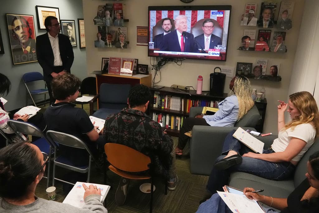 Los estudiantes ven al presidente Donald Trump pronunciar el discurso sobre el estado de la Unión en el campus de la Universidad del Sur de California el martes 24 de febrero de 2026, en Los Ángeles.