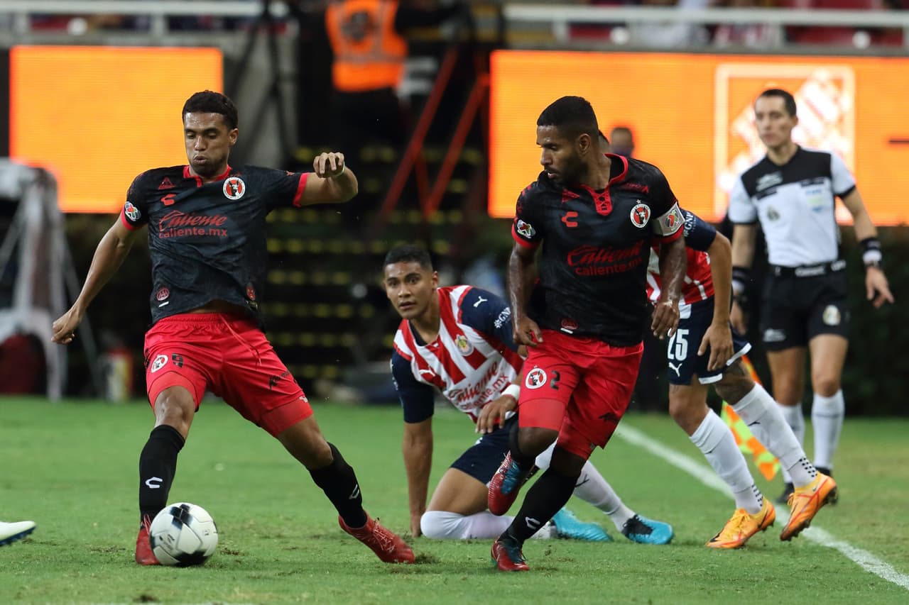 Chivas ligó su segundo triunfo consecutivo y con ello se metió de lleno en la pelea por un boleto a la fiesta grande del Grita México C22. Golazos de ‘Canelo’ Angulo y Pável Pérez.