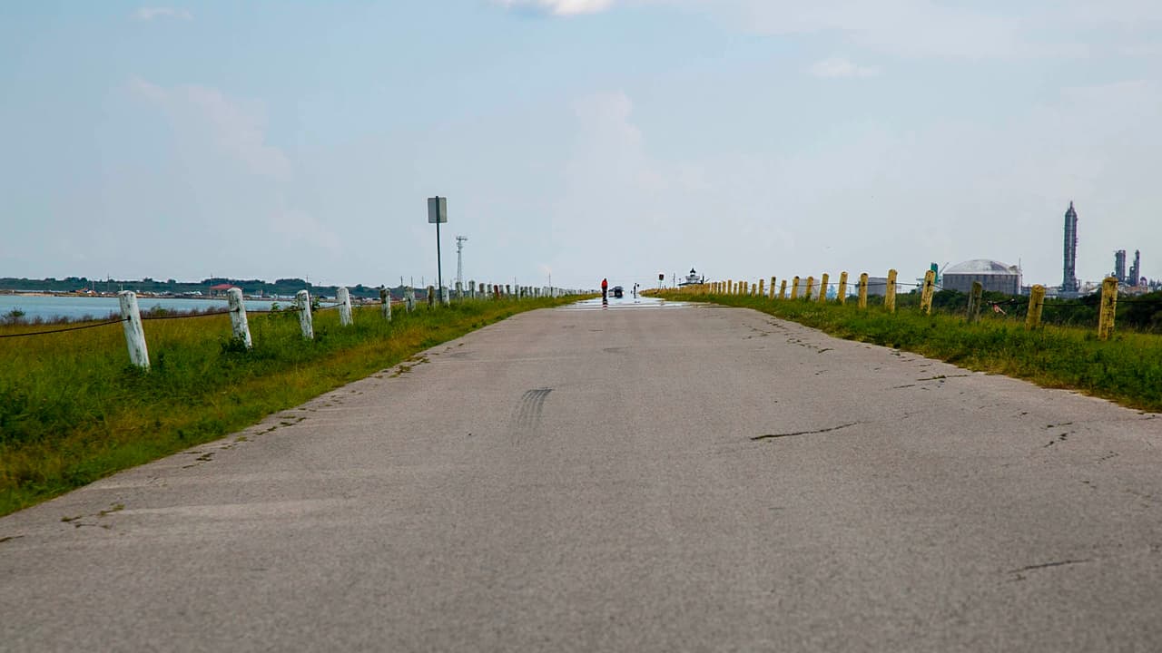 En la carretera puedes montar bicicleta junto a tu familia acompañados de la brisa marina.