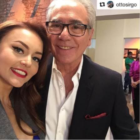 Angelique no podía ocultar su felicidad de trabajar al lado del primer actor Otto Sirgo. La actriz comentó en la foto: ¡Cuando entré por primera vez a Televisa, pude ver cómo grababan las escenas, me senté en el piso a un lado de una luz y estaba viendo al gran actor Otto Sirgo en acción! Recuerdos que marcan mi historia. Un honor pertenecer a este elenco y producción. #3VecesAna