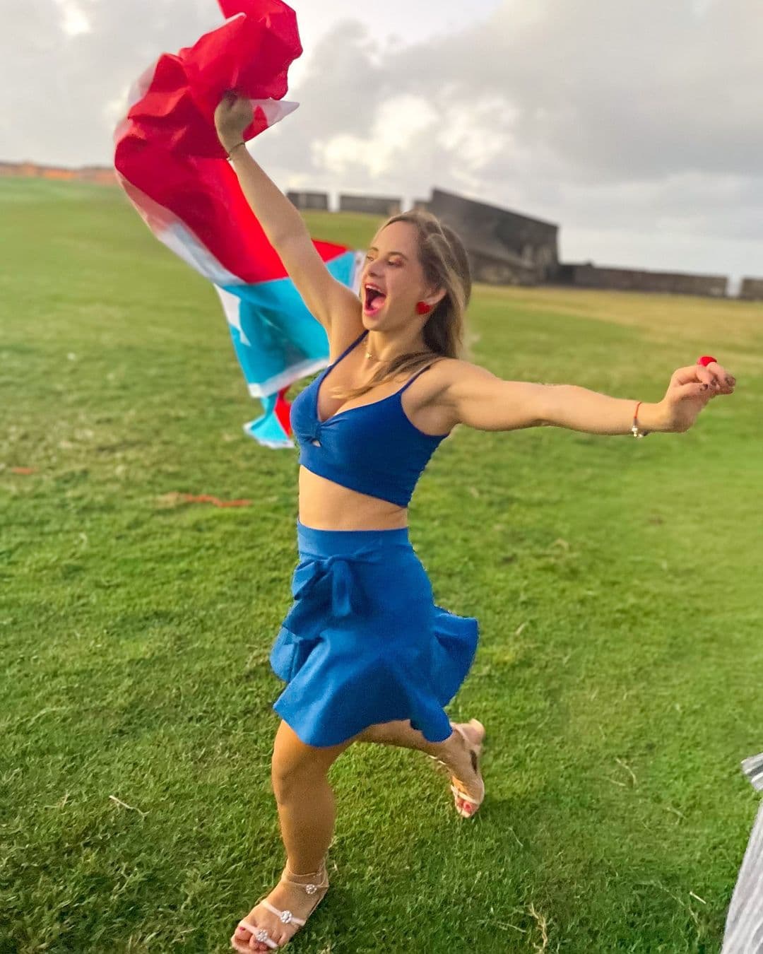 "Un día lo soñé, lo trabajé y hoy es un sueño hecho realidad. Por fin les puedo contar mi gran secreto… ¡Soy la primera modelo con síndrome Down de Victoria Secret! 💗", escribió en su cuenta de Instagram.