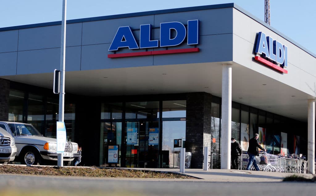 <b>Aldi. </b>Esta cadena de supermercados de descuento, de origen alemán, anunció en enero que dará a sus trabajadores cuatro horas de tiempo libre remunerado (PTO, por sus siglas en inglés) para que se vacunen contra el covid-19. Según la compañía, la vacunación no obstaculizará el trabajo de sus empleados, ni sus salarios ya que 
<a href="https://www.grocerydive.com/news/aldi-will-offer-clinics-to-help-workers-get-their-covid-19-vaccine/593576/" target="_blank">además planean instalar centros de vacunación próximos a sus almacenes</a>, en coordinación con autoridades locales.