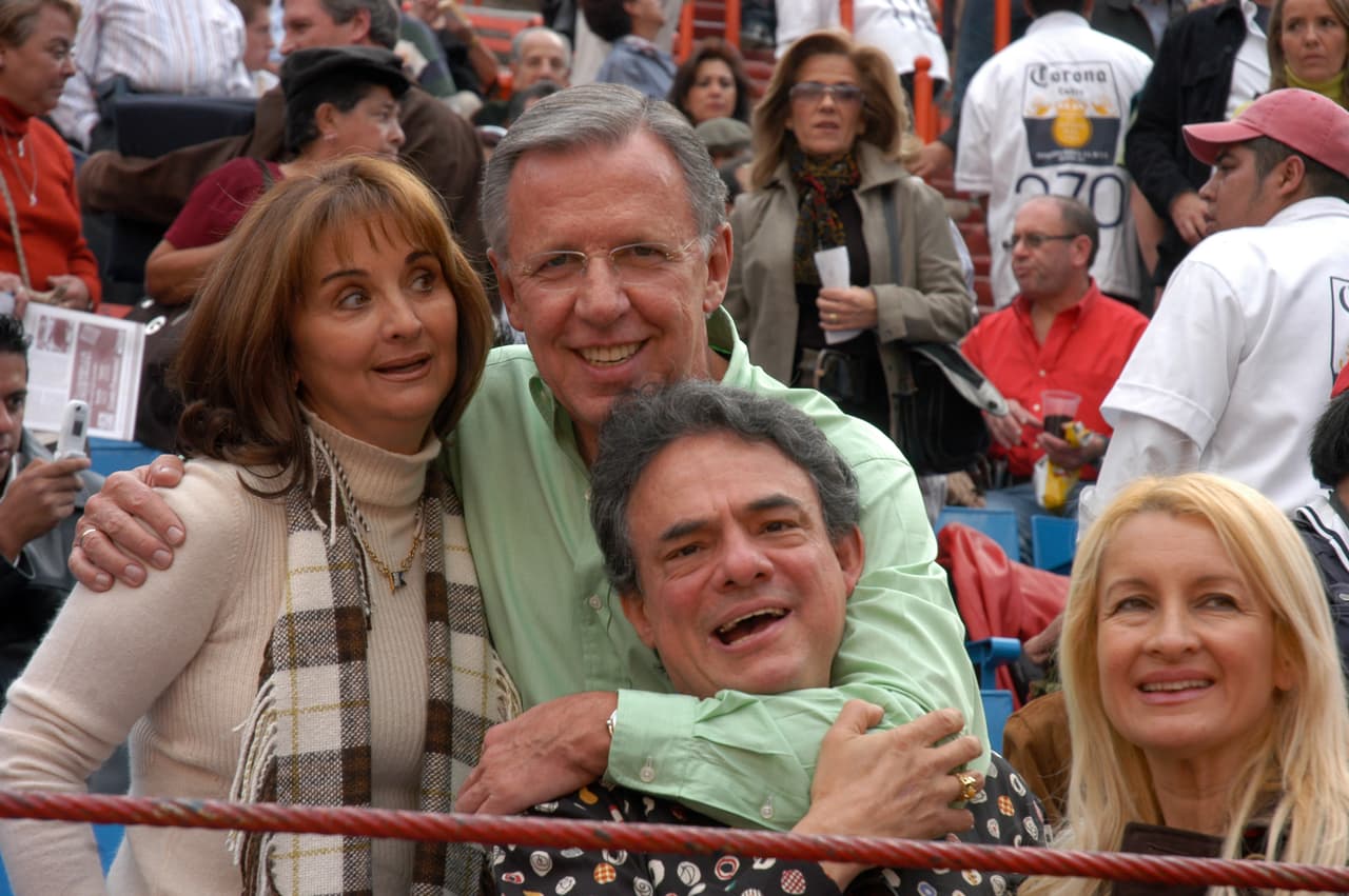 En 2006 fue captado con su esposa Sara Salazar junto a su amigo Joaquín López Dóriga en la Plaza México. Ambos grandes aficionados a las corridas de toros.
