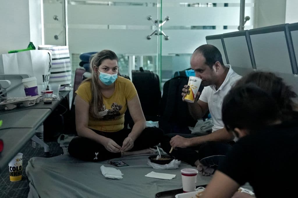 Sergio, Ilyu y sus hijos viven en Surinam, y afirman que viajaron a México de vacaciones, pero se les negó la entrada debido a problemas con su documentación.