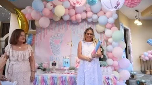 Molto reveló a sus seguidores que estaba embarazada por segunda ocasión solo un mes antes de que diera a luz. 
<br>