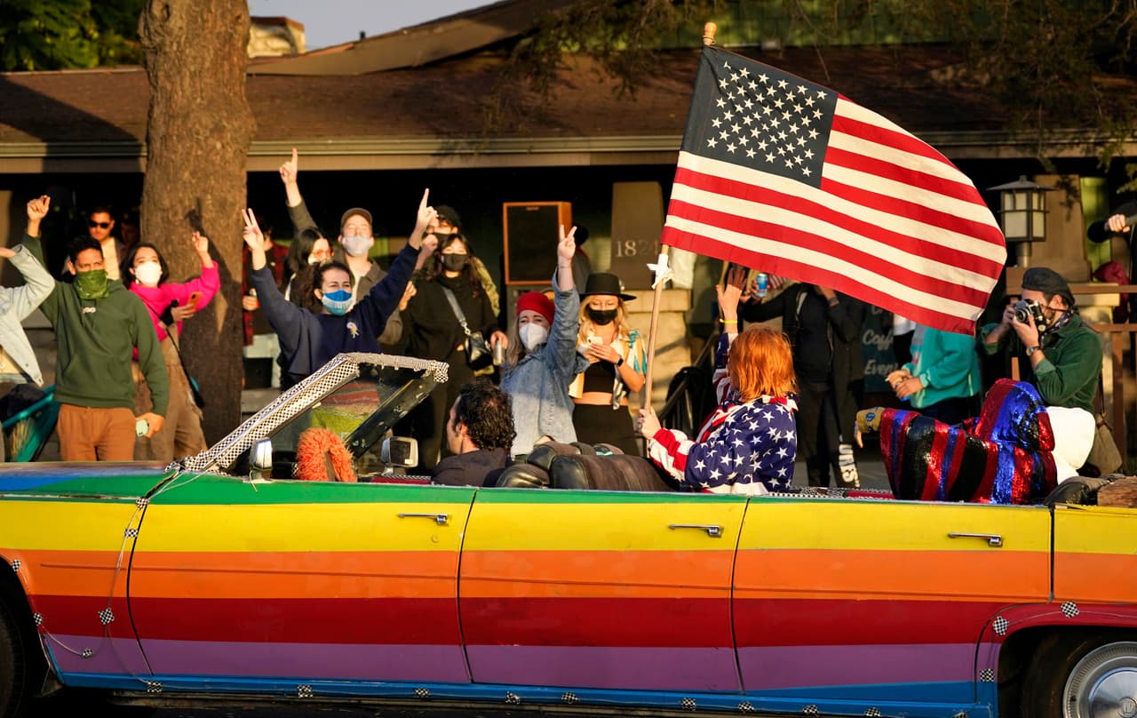 Este sábado, la bandera de Estados Unidos ha sido el símbolo de un país que está comprometido a trabajar por acortar distancias entre republicanos y demócratas. Así lo expresaron los manifestantes en Los Ángeles.
<br>