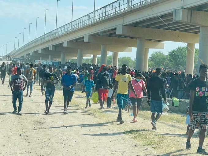 En un comunicado hecho llegar a la 
<a href="https://abcnews.go.com/US/10000-migrants-held-bridge-del-rio-texas/story?id=80070865" target="_blank">cadena ABC</a>, la Patrulla Fronteriza explicó que 
<b>está reuniendo a las personas debajo del paso internacional </b>"para prevenir enfermedades relacionadas con el calor, mientras decide su custodia".