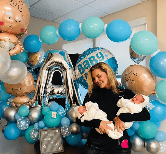 La actriz publicó una foto donde se le ve posando junto a los hijos mellizos de su hermano.