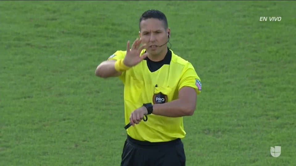Arranca el partido y la pelota está en juego.