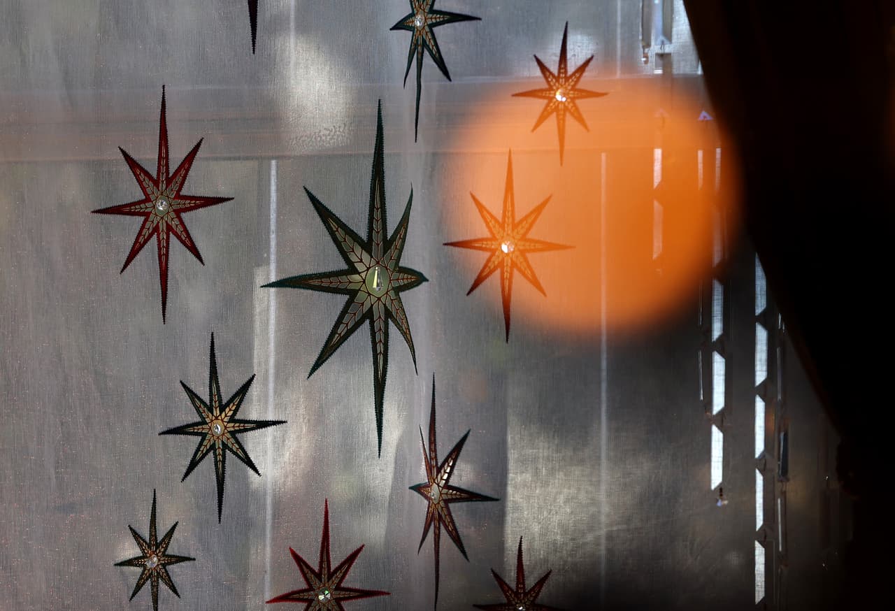 Uno de los árboles está decorado con estrellas doradas de madera, las que llevan inscritos los nombres de los miembros del servicio que cayeron cumpliendo su deber.
<br>