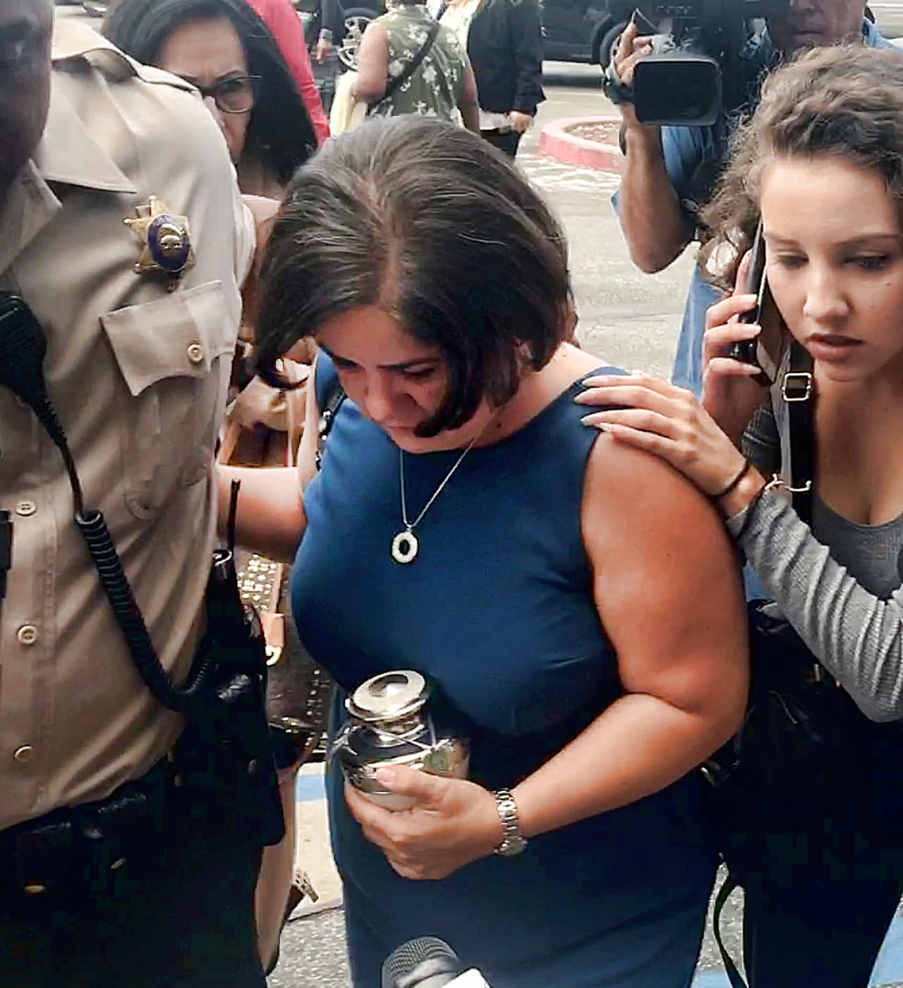 En la misa de su funeral, la mamá del menor, compartió una carta que escribió a su hijo: "
<i>Mi querido 'Piqui', en ningún momento imaginé tener que escribir una carta así, como tampoco alguna vez entró en mi mente la idea de la vida sin ti. <b>Aunque me encuentro viviendo en</b></i>
<i><b>una sombra eterna de devastación y vacío</b> porque no te tengo aquí conmigo, quiero que el mundo vea a través de mis ojos lo increíble que eras, y verte como el regalo con el que Dios me bendijo cinco años, dos meses y dos días".</i>
<br>