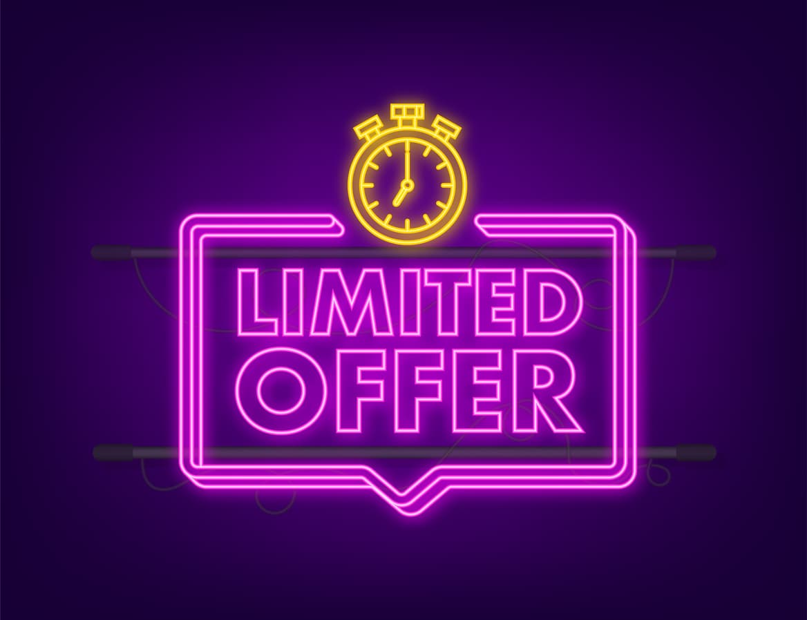 <b>La falta de stock y el 'cerebro de lagarto'</b>. Uno de los clásicos de Robert Cialdini, uno de los profesores de psicología y venta que mas impulsaron el marketing es el llamado 'principio de escasez', que establece que las personas están motivadas por el pensamiento de que podrían perderse una oportunidad.
<br>
<br>Nuestro ‘cerebro de lagarto’, el más primitivo, se ve atraído por lo que percibe como escasez. Como gran parte de nuestras compras son subconscientes, picamos en el anzuelo (aunque sepamos que se trate de una táctica de márketing). Algunos ejemplos de esta táctica son 
<b>mostrar en la página web que un artículo se vende rápido</b> o 
<b>avisar de que hay pocas unidades de un artículo. </b>
<br>