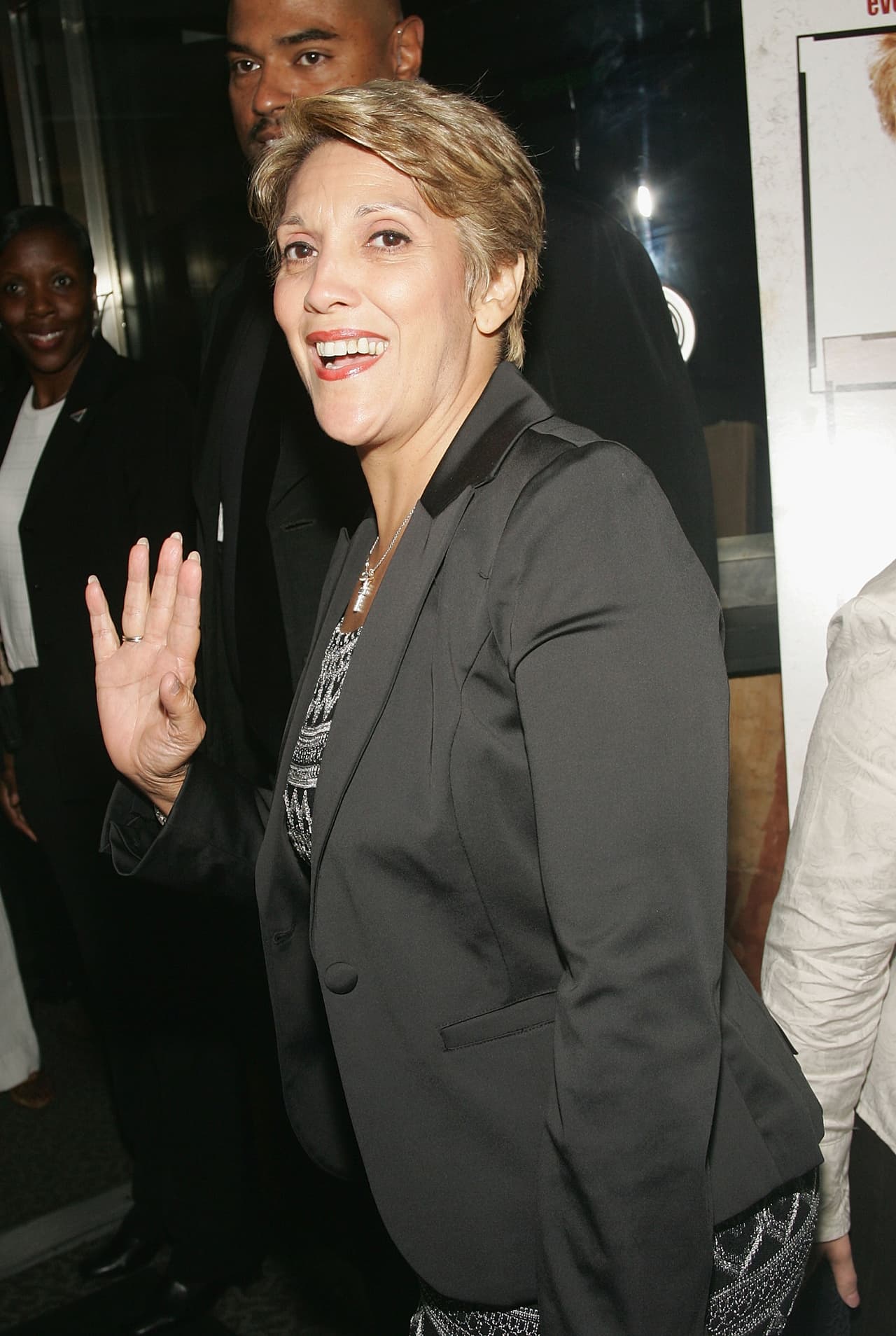 JLo le ha dedicado, en más de una ocasión, mensajes de admiración. Uno de ellos fue cuando cumplió 74 años: "(Cuando me criaba) le encantaba la música, las películas, la historia y los musicales, y
<b>creía en el verdadero amor</b> y puso todo eso en mí. Por eso soy lo que soy".