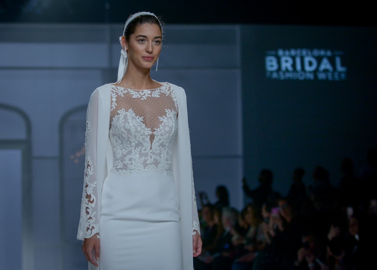 A finales de abril, la modelo dominicana de 21 años desfiló con los vestidos de novia de la nueva colección de Rosa Clará, en Barcelona.